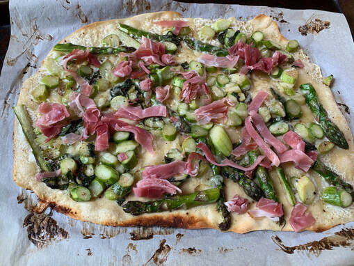 Flatbread with asparagus and prosciutto  